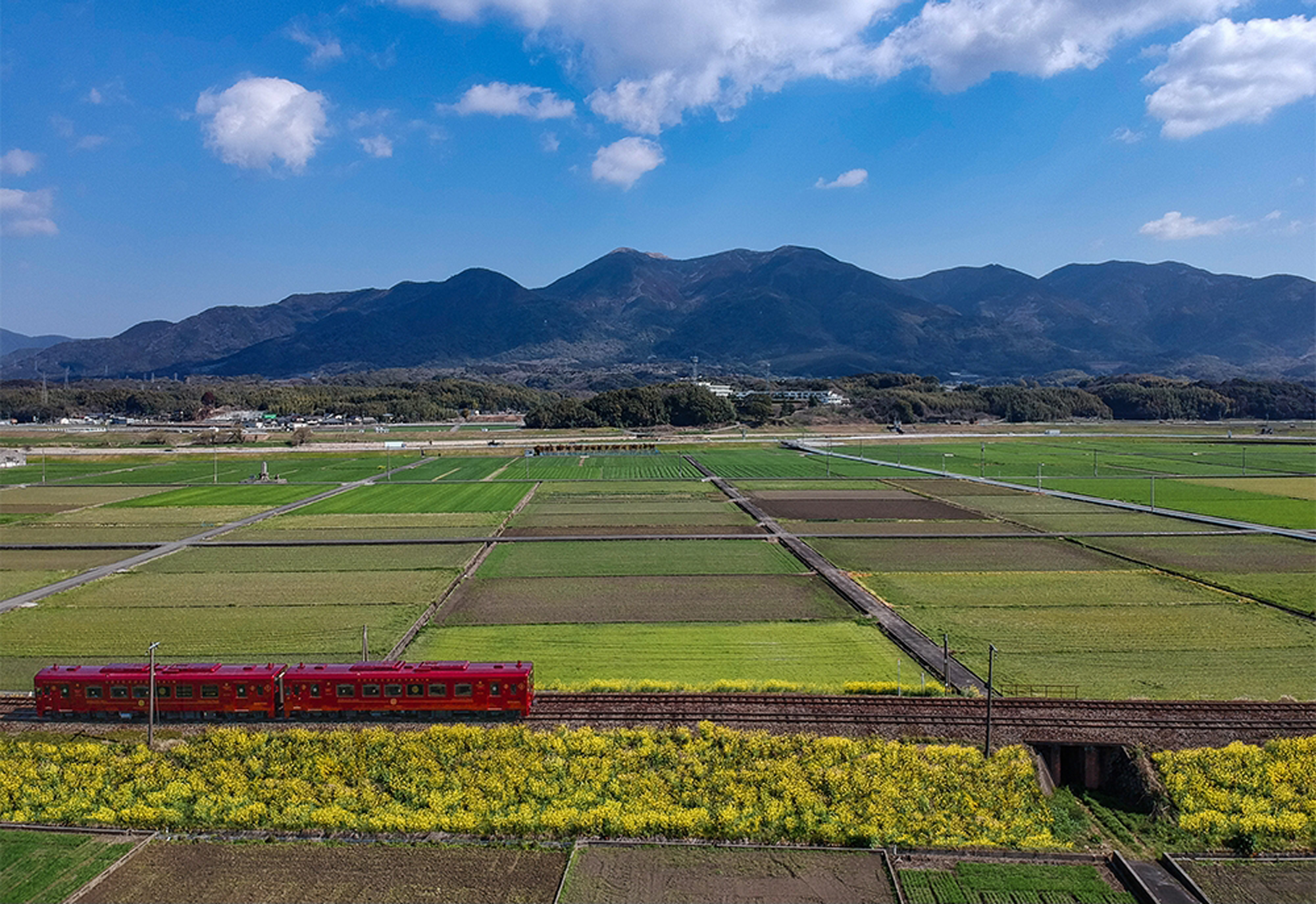 福智町の田園風景と赤い列車